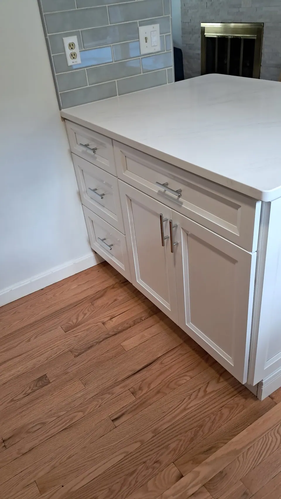End of the white run with a quartz top and the backsplash wrapping the corner.
